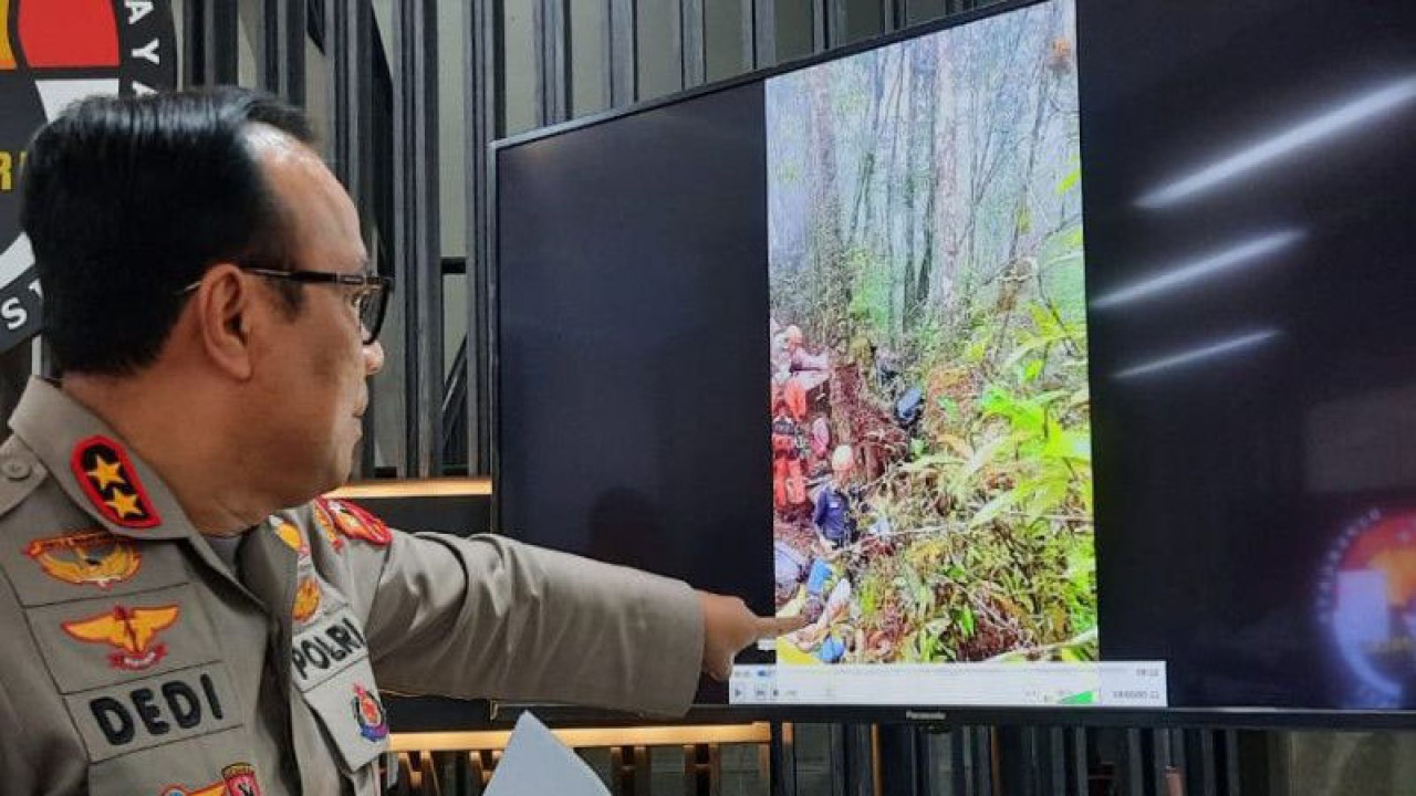 Kepala Divisi Humas Polri Irjen Pol. Dedi Prasetyo memperlihatkan video proses tim evakuasi menuju lokasi tempat helikopter Kapolda Jambi mendarat darurat. Video ditampilkan dalam layar televisi di Divhumas Mabes Polri, Jakarta, Senin (20/2/2023). ANTARA/Laily Rahmawaty
