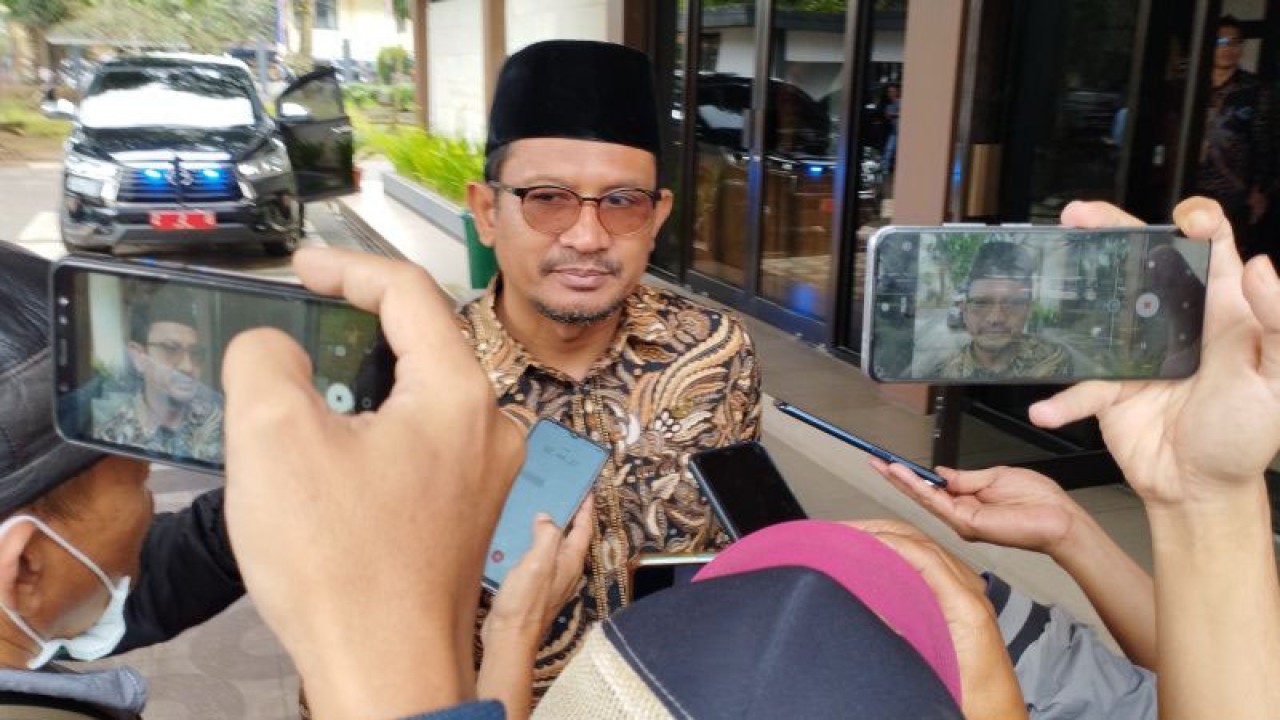 Wakil Bupati Garut Helmi Budiman saat diwawancarai wartawan di Garut, Jumat (3/2/2023). (ANTARA/Feri Purnama)