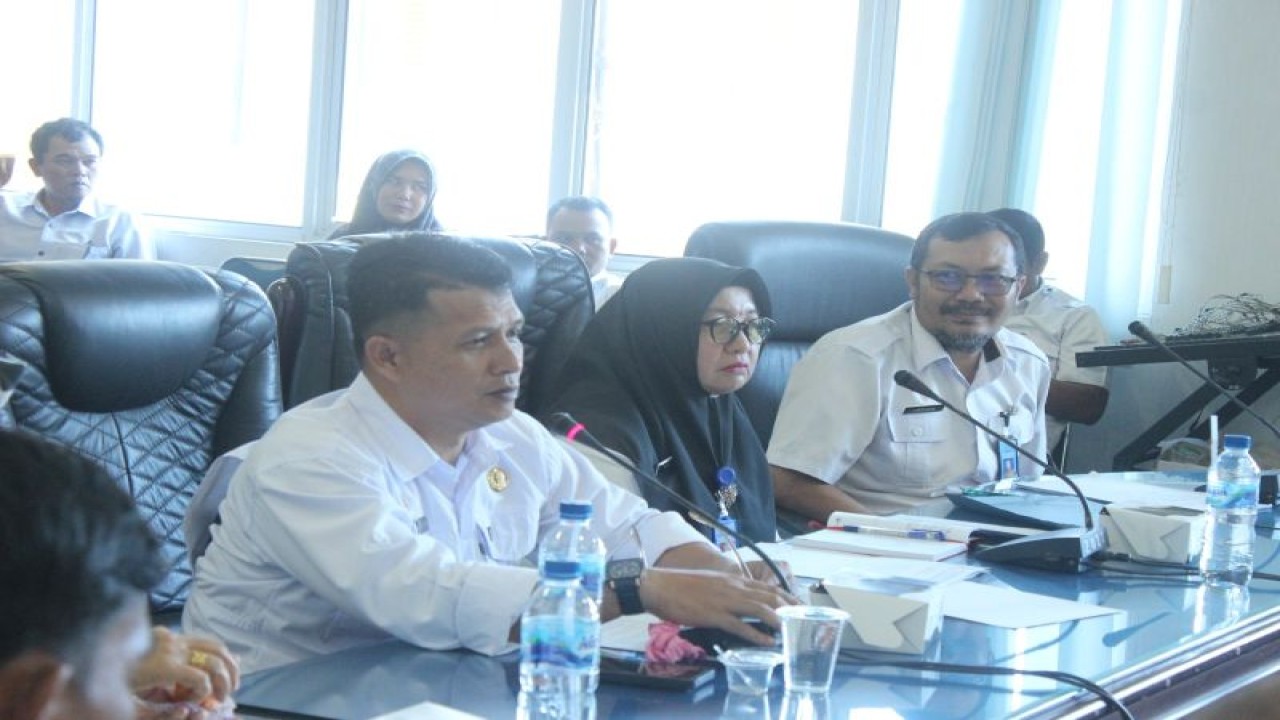 Sekretaris Daerah Pasaman Barat Hendra Putra saat memimpin persiapan pemutakhiran dokumen kependudukan bagi nagari defenitif, Kamis.