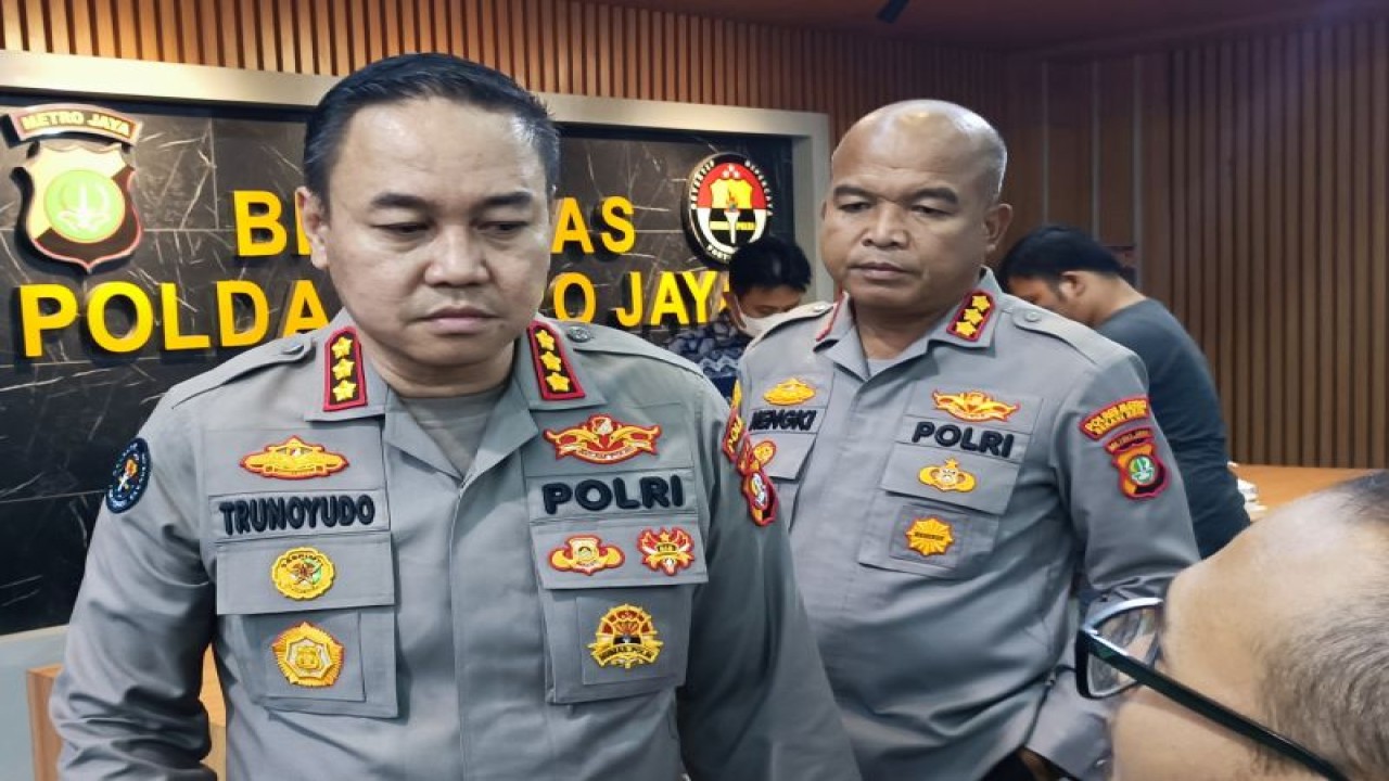 Kapolres Metro Bekasi Kota Kombes Pol Hengki (kanan) saat melakukan konferensi pers bersama Kabid Humas Polda Metro Jaya Kombes Pol Trunoyudo Wisnu Andiko di Jakarta, Jumat (10/2/2023). ANTARA/Ilham Kausar