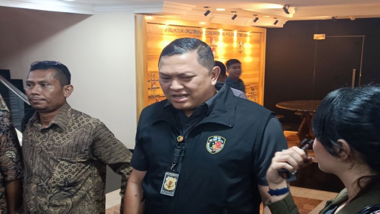 Direktur Reserse Kriminal Umum (Dirreskrimum) Polda Metro Jaya Kombes Pol Hengki Haryadi saat menjawab pers, di Jakarta, Kamis (23/2/2023). ANTARA/Ilham Kausar