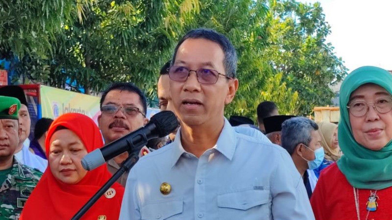 Penjabat Gubernur DKI Jakarta Heru Budi Hartono saat memberikan keterangan pers di SMPN 51 Pondok Bambu, Duren Sawit, Jakarta Timur, Jumat (10/2/2023). ANTARA/Syaiful Hakim