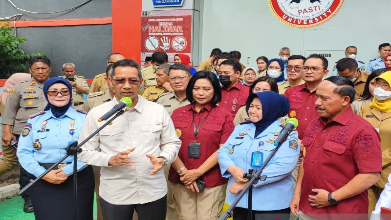 Penjabat Gubernur DKI Jakarta Heru Budi Hartono bersama Kepala Kanwil Kemenkumham DKI Jakarta Ibnu Chuldun saat memberikan keterangan pers di Rutan Perempuan Kelas IIA Pondok Bambu, Jakarta Timur, Senin (27/2/2023). (ANTARA/Syaiful Hakim)