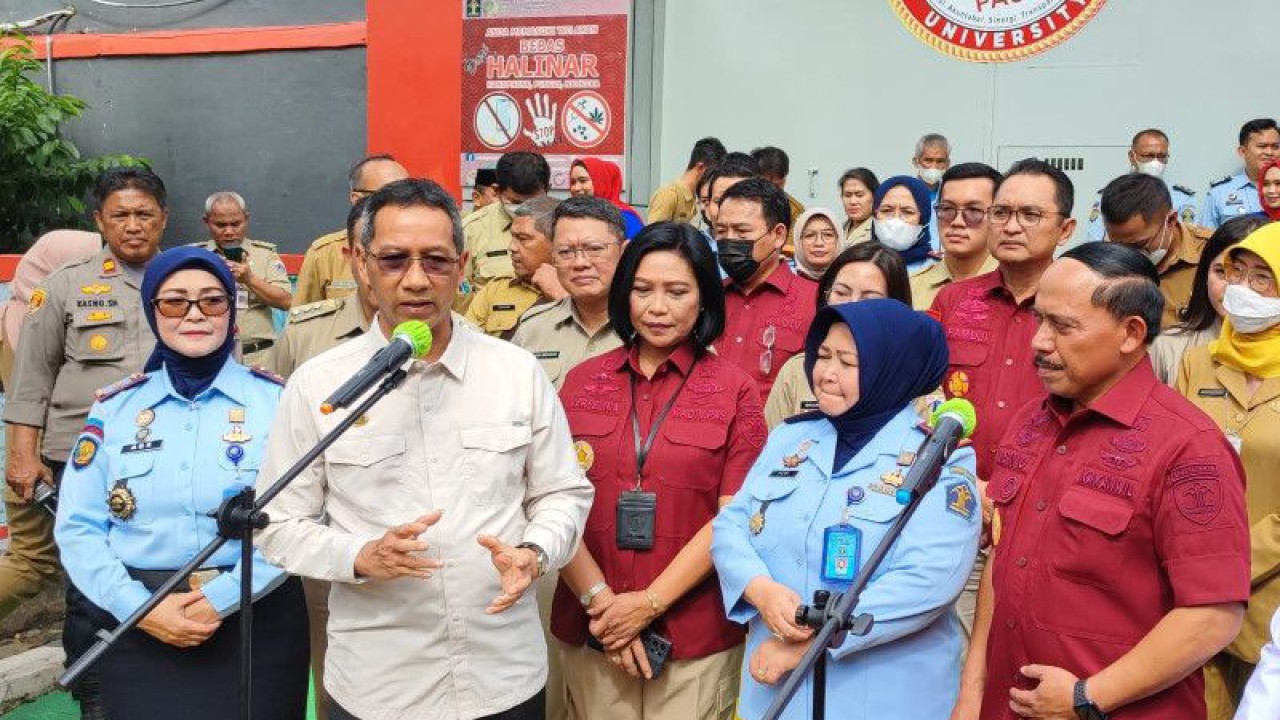 Penjabat Gubernur DKI Jakarta Heru Budi Hartono saat memberikan keterangan pers di Rutan Pondok Bambu, Jakarta Timur, Senin (27/2/2023). ANTARA/Syaiful Hakim