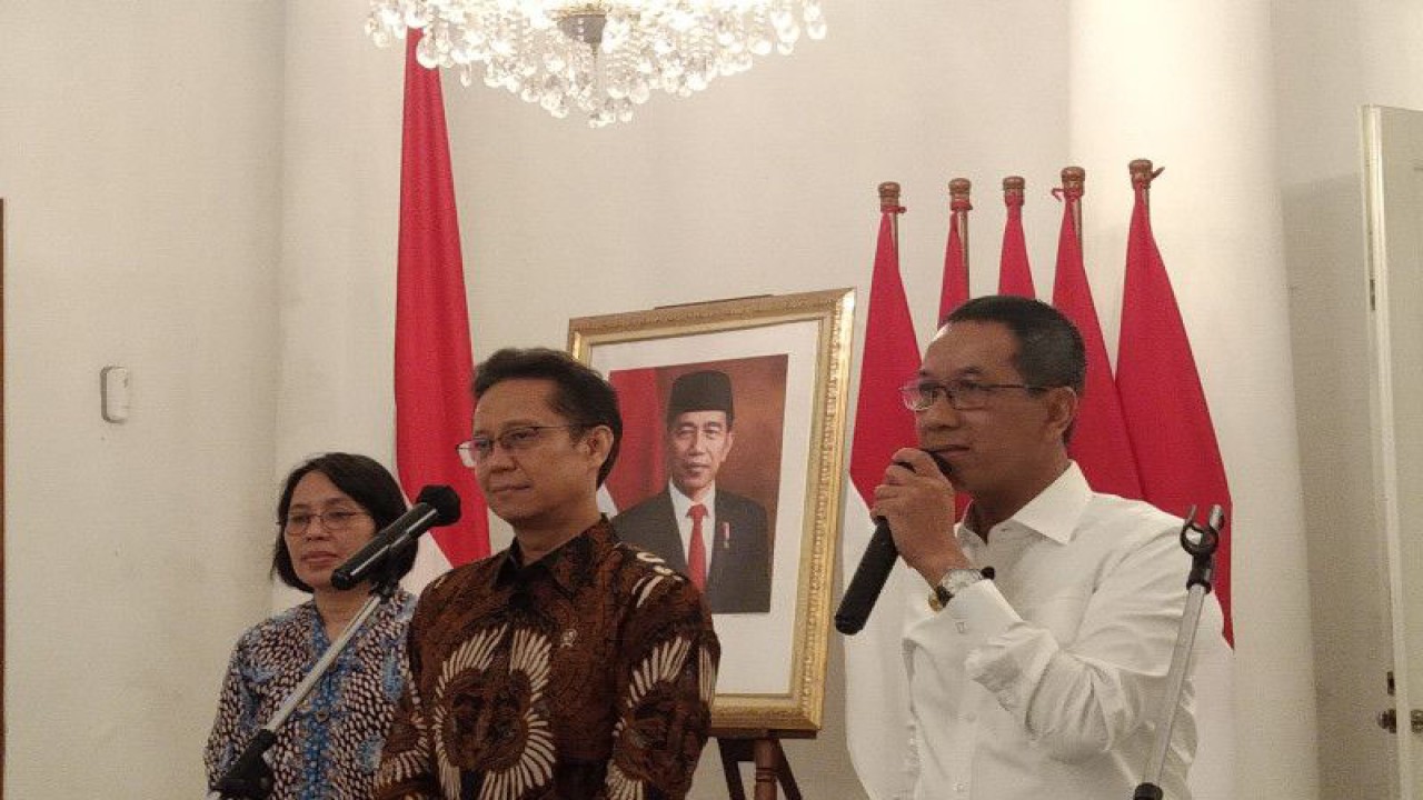 Penjabat Gubernur DKI Heru Budi Hartono (kanan) bersama Menteri Kesehatan Budi Gunadi Sadikin (tengah) memberikan keterangan pers terkait upaya menurunkan tengkes Jakarta di Balai Kota Jakarta, Rabu (1/2/2023) ANTARA/Dewa Ketut Sudiarta Wiguna