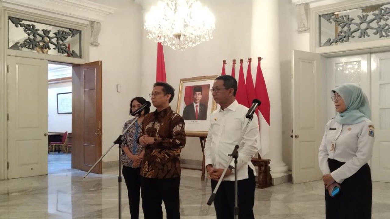 Penjabat Gubernur DKI Heru Budi Hartono memberikan keterangan pers terkait penanganan tengkes bersama Menteri Kesehatan Budi Gunadi Sadikin (dua dari kiri) di Balai Kota Jakarta, Rabu (1/2/20223) ANTARA/Dewa Ketut Sudiarta Wiguna