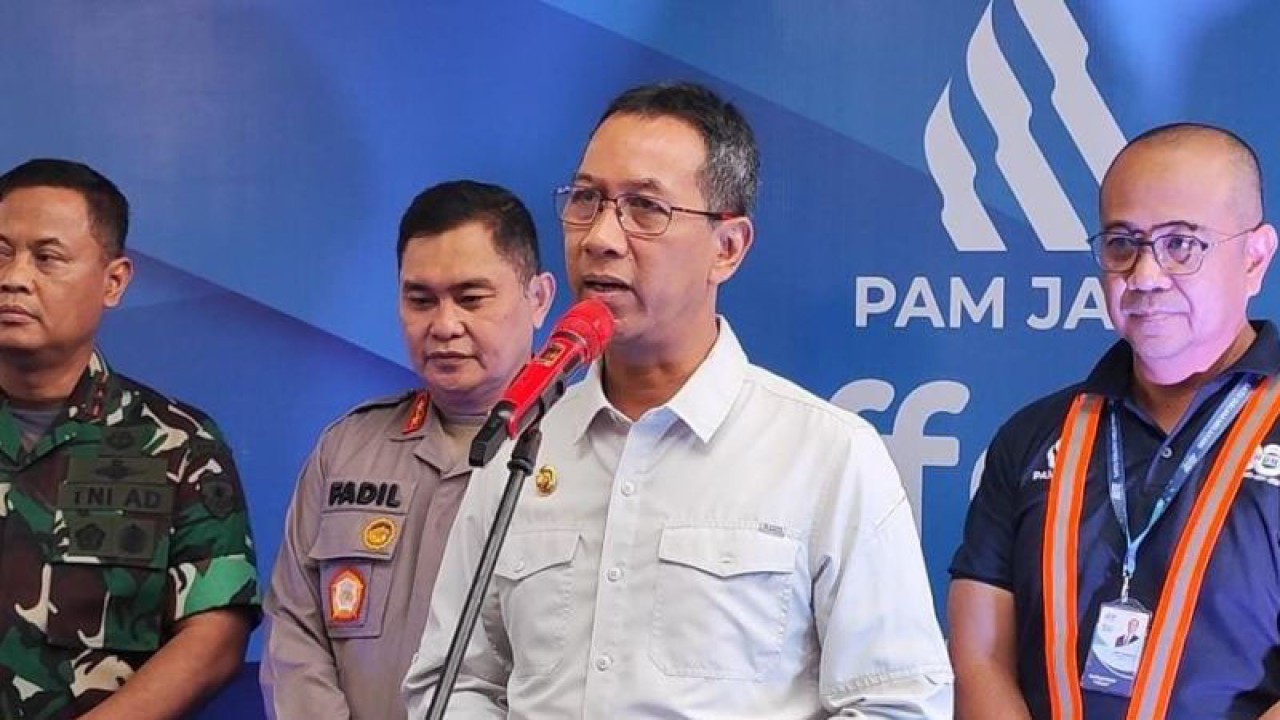 Penjabat Gubernur DKI Jakarta Heru Budi Hartono saat memberikan keterangan pers usai meninjau pengoperasian penuh layanan air PAM JAYA di Instalasi Pengelolaan Air (IPA) Buaran, Kalimalang, Jakarta Timur, Kamis (2/2/2023). (ANTARA/Syaiful Hakim)