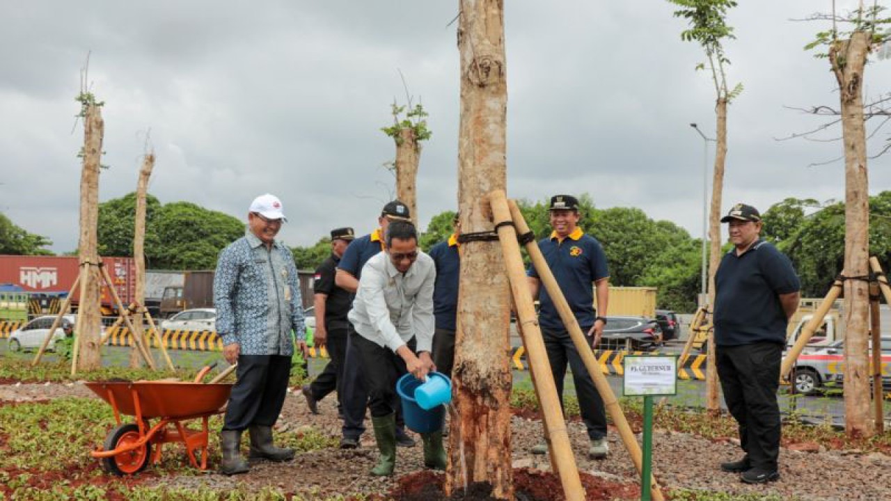 Penjabat Gubernur DKI Heru Budi Hartono menyiram tanaman yang baru ditanam di Kelurahan Pejagalan, Penjaringan, Jakarta Utara, Kamis (2/2/2023). ANTARA/HO-Pemprov DKI