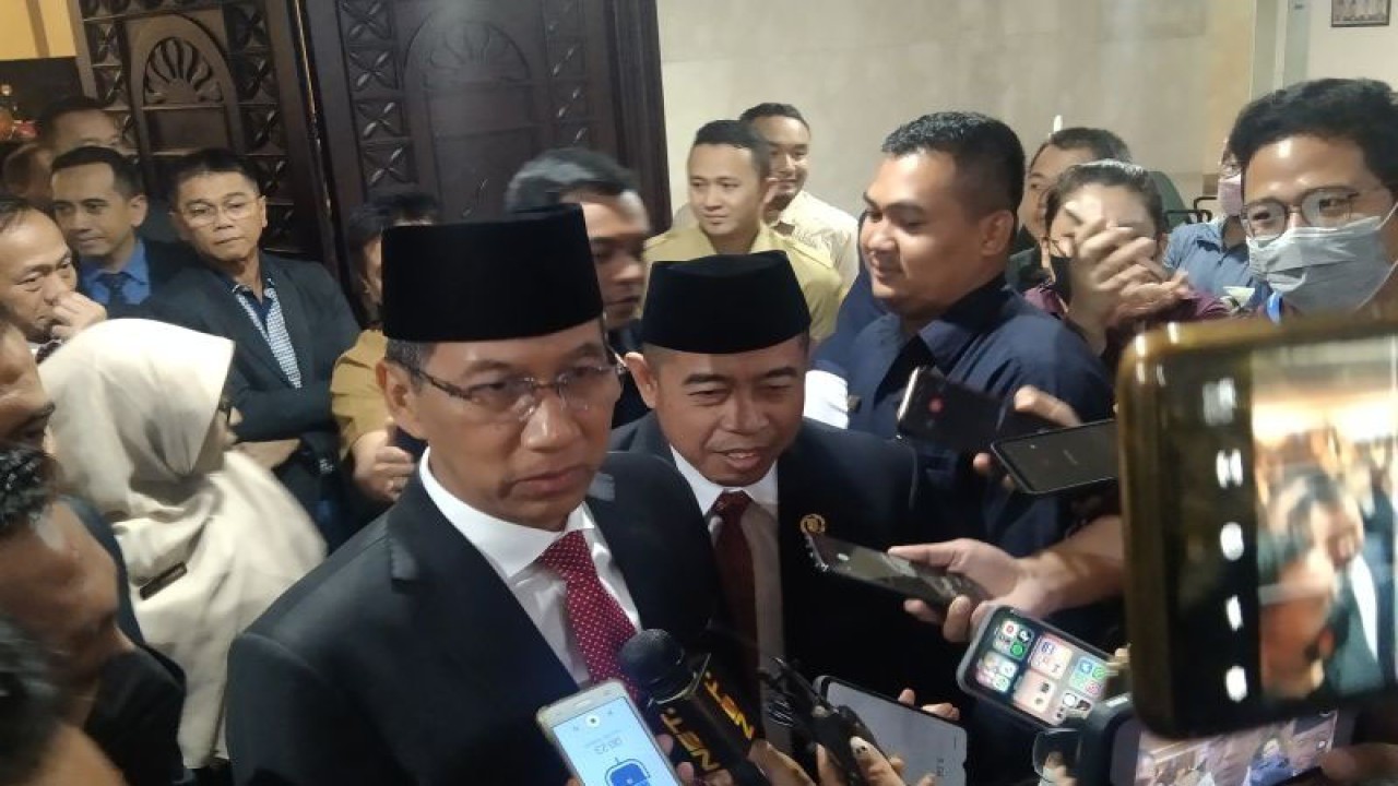 Penjabat Gubernur DKI Heru Budi Hartono diwawancarai awak media terkait perkembangan kasus gangguan ginjal akut di gedung Balai Kota Jakarta, Senin (6/2/2023). ANTARA/Dewa Ketut Sudiarta Wiguna