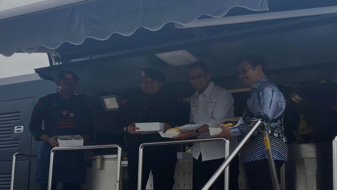 Pj. Gubernur DKI Jakarta Heru Budi Hartono bersama Kepala BKKBN Hasto Wardoyo dan Wakil Komandan Korps Brimob Setyo Boedi Moempoeni Harso saat meninjau keluarga berisiko stunting di Kelurahan Kali Baru, Kecamatan Cilincing, Jakarta Utara pada Selasa (7/2/2023). (ANTARA/Hreeloita Dharma Shanti)