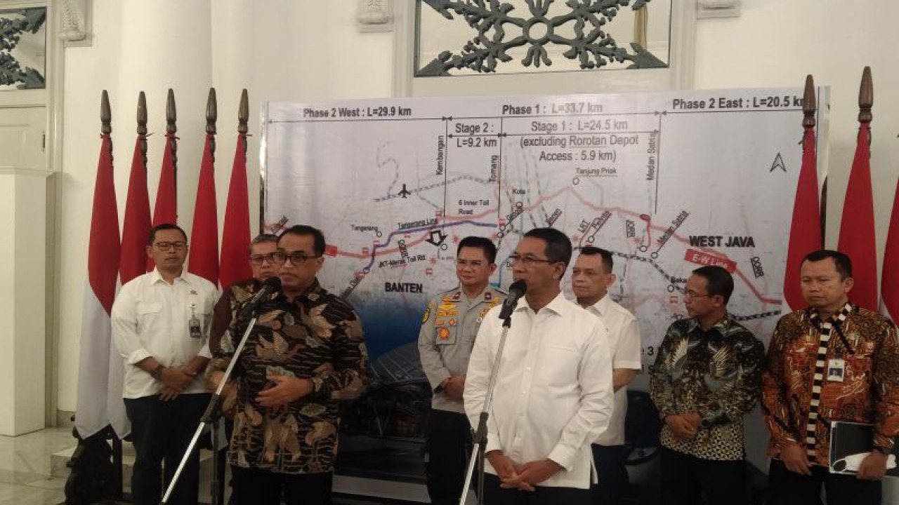 Menteri Perhubungan Budi Karya Sumadi (kiri) bersama Penjabat Gubernur DKI Heru Budi Hartono memberikan keterangan pers terkait angkutan massal di Balai Kota Jakarta, Selasa (7/2/2023) ANTARA/Dewa Ketut Sudiarta Wiguna