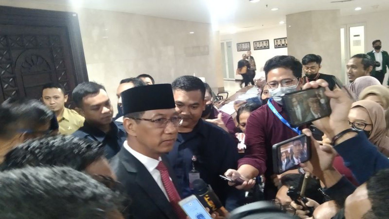 Penjabat Gubernur DKI Heru Budi Hartono diwawancarai wartawan usai rapat paripurna terkait rancangan perda perusahan bentuk hukum Jamkrida Jakarta di gedung DPRD DKI, Senin (6/2/2023). ANTARA/Dewa Ketut Sudiarta Wiguna