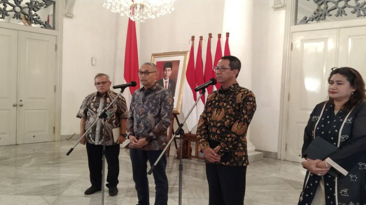 Penjabat Gubernur DKI Heru Budi Hartono (dua dari kanan) memberikan keterangan pers terkait pemanfaatan aset milik negara setelah IKN pindah ke Kalimantan Timur di Balai Kota Jakarta, Jumat (10/2/2023) ANTARA/Dewa Ketut Sudiarta Wiguna