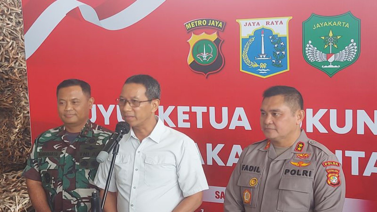 Penjabat (Pj) Gubernur DKI Jakarta Heru Budi Hartono (tengah) didampingi Kepala Polda (Kapolda) Metro Jaya Irjen Pol Fadil Imran (kanan) dan Panglima Kodam (Pangdam) Jaya Mayjen TNI Untung Budiharto (kiri) di kawasan Ancol, Pademangan, Jakarta Utara, Sabtu (11/2/2023). ANTARA/Abdu Faisal