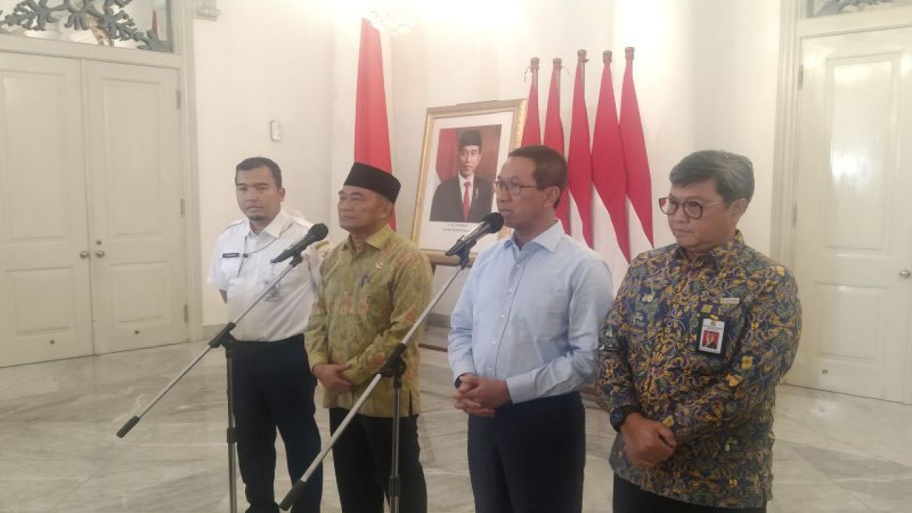 Penjabat Gubernur DKI Heru Budi Hartono (dua dari kanan) bersama Menko Bidang Pembangunan Manusia dan Kebudayaan Muhadjir Effendy (tiga dari kanan) memberikan keterangan pers terkait penanganan kemiskinan ekstrem di Balai Kota Jakarta, Rabu (15/2/2023) ANTARA/Dewa Ketut Sudiarta Wiguna