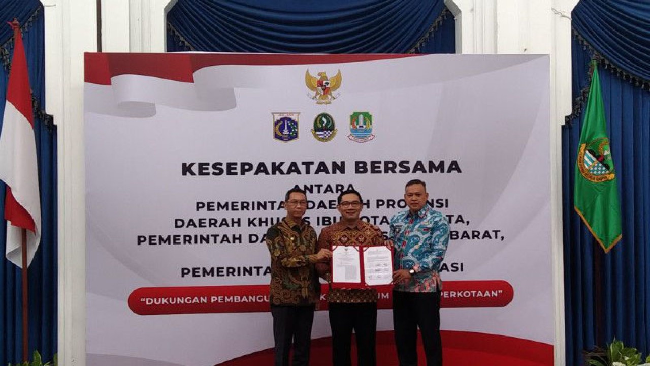 Penjabat Gubernur DKI Heru Budi Hartono (kiri) bersama Gubernur Jawa Barat Ridwan Kamil (tengah) dan Pelaksana Tugas Wali Kota Bekasi Tri Adhianto setelah menandatangani kesepakatan dukungan pembangunan MRT Timur-Barat di Gedung Sate, Bandung, Jumat (17/2/2023) ANTARA/Dewa Ketut Sudiarta Wiguna