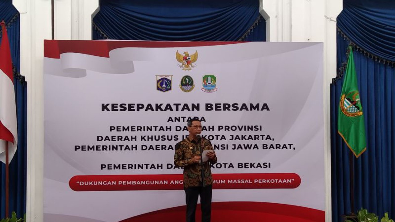 Penjabat Gubernur DKI Heru Budi Hartono memberikan sambutan setelah penandatanganan kesepakatan dukungan pembangunan MRT Timur-Barat di Gedung Sate, Bandung, Jawa Barat, Jumat (17/2/2023). ANTARA/Dewa Ketut Sudiarta Wiguna