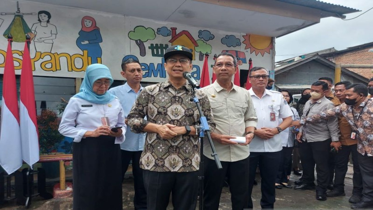 Menteri Kesehatan Budi Gunadi Sadikin didampingi Penjabat Gubernur DKI Jakarta Heru Budi Hartono usai meninjau Posyandu Balita Cempaka 3, Cempaka Putih, Jakarta Pusat, Rabu (22/2/2023) ANTARA/Mentari Dwi Gayati