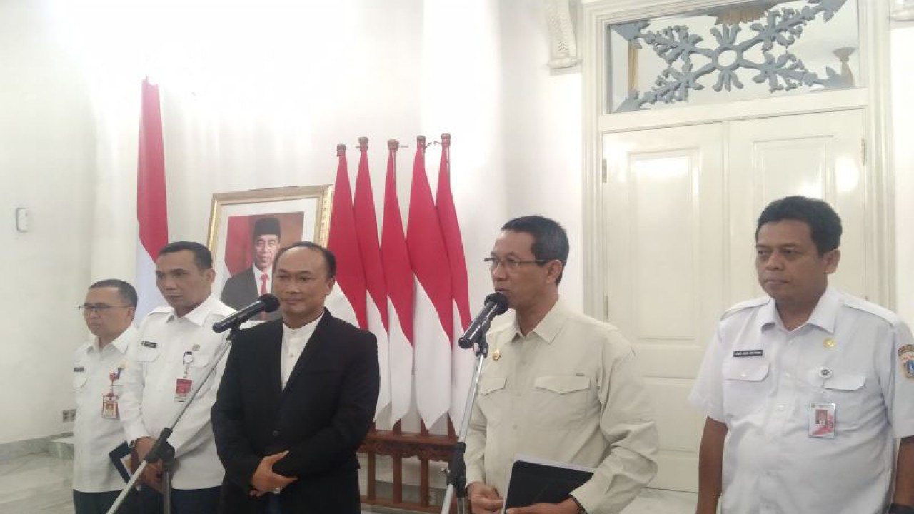 Penjabat Gubernur DKI Heru Budi Hartono (dua dari kanan) bersama Direktur Jenderal Dukcapil Zudan Arif Fakrulloh (tiga dari kanan) memberikan keterangan kepada wartawan terkait pemadanan data kesejahteraan sosial di Balai Kota Jakarta, Rabu (22/2/2023). ANTARA/Dewa Ketut Sudiarta Wiguna