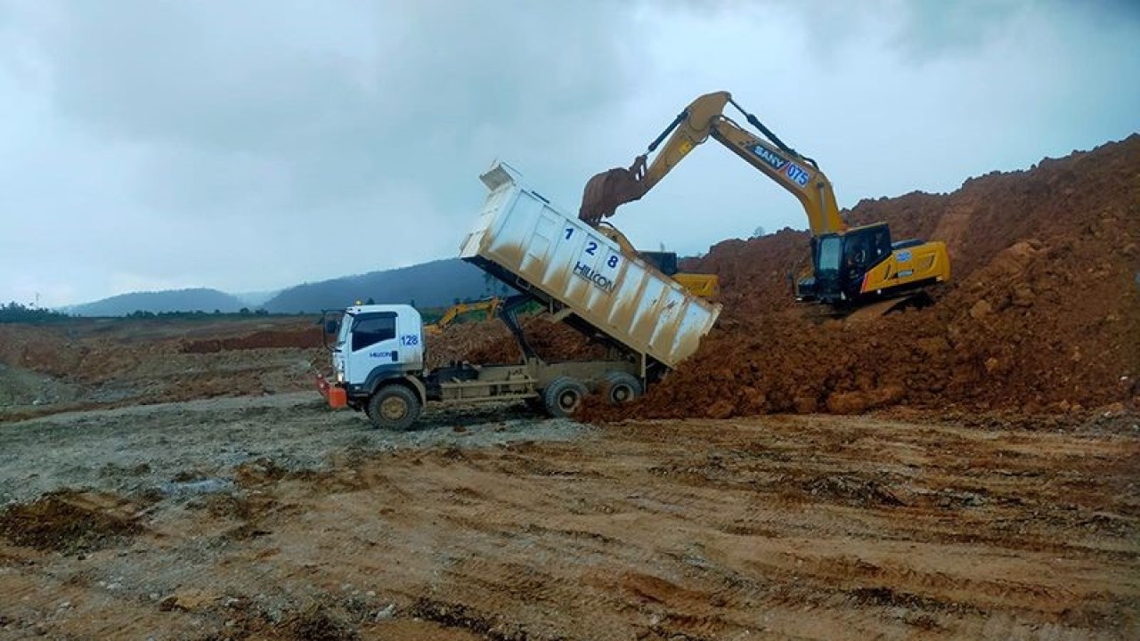 Ilustrasi - Aktivitas pengangkutan tanah yang mengandung bijih nikel. ANTARA/HO-Hillcon/aa. (Handout Hillcon)