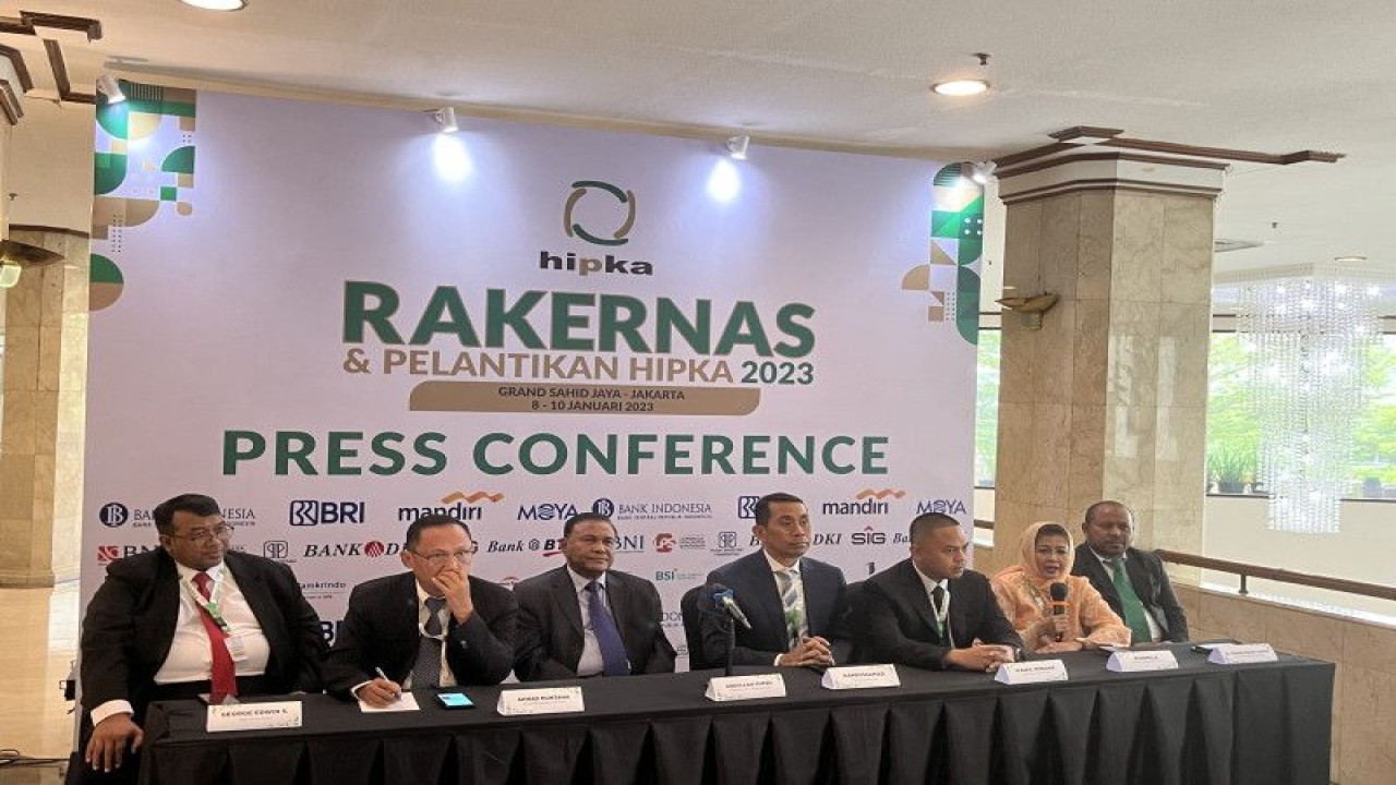 Wakil Ketua Umum III Badan Pengurus Pusat Himpunan Pengusaha KAHMI/Korps Alumni Himpunan Mahasiswa Islam (BPP Hipka) Sarmilla (memegang mic) bersama pengurus inti Hipka dalam konferensi pers pasca Rakernas 2023 Hipka di Hotel Grand Sahid, Jakarta, Rabu. ANTARA/M. Baqir Idrus Alatas