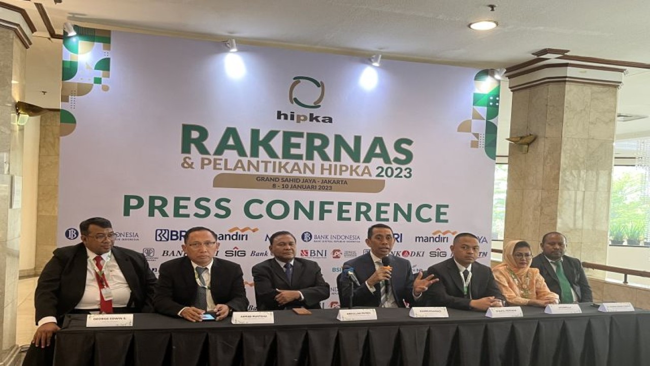 Ketua Himpunan Pengusaha KAHMI/Korps Alumni Himpunan Mahasiswa Islam (Hipka) Kamrussamad (memegang mikrofon) bersama para pengurus jajaran inti Hipka dalam konferensi pers pasca Rakernas 2023 Hipka, di Hotel Grand Sahid, Jakarta, Rabu (8/2/2023). ANTARA/M. Baqir Idrus Alatas.