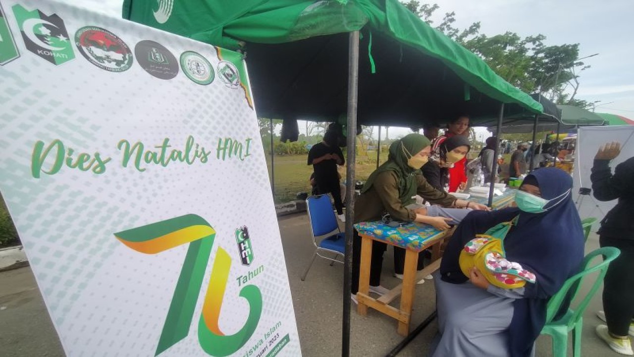 Warga memeriksakan tekanan darahnya dengan dilayani paramedis HMI Cabang Tanjung Selor di area "Car Free Day Tebu Kayan" Tanjung Selor, Kabupaten Bulungan, Kalimantan Utara, Minggu (5/2/2023). (ANTARA/Muh. Arfan)