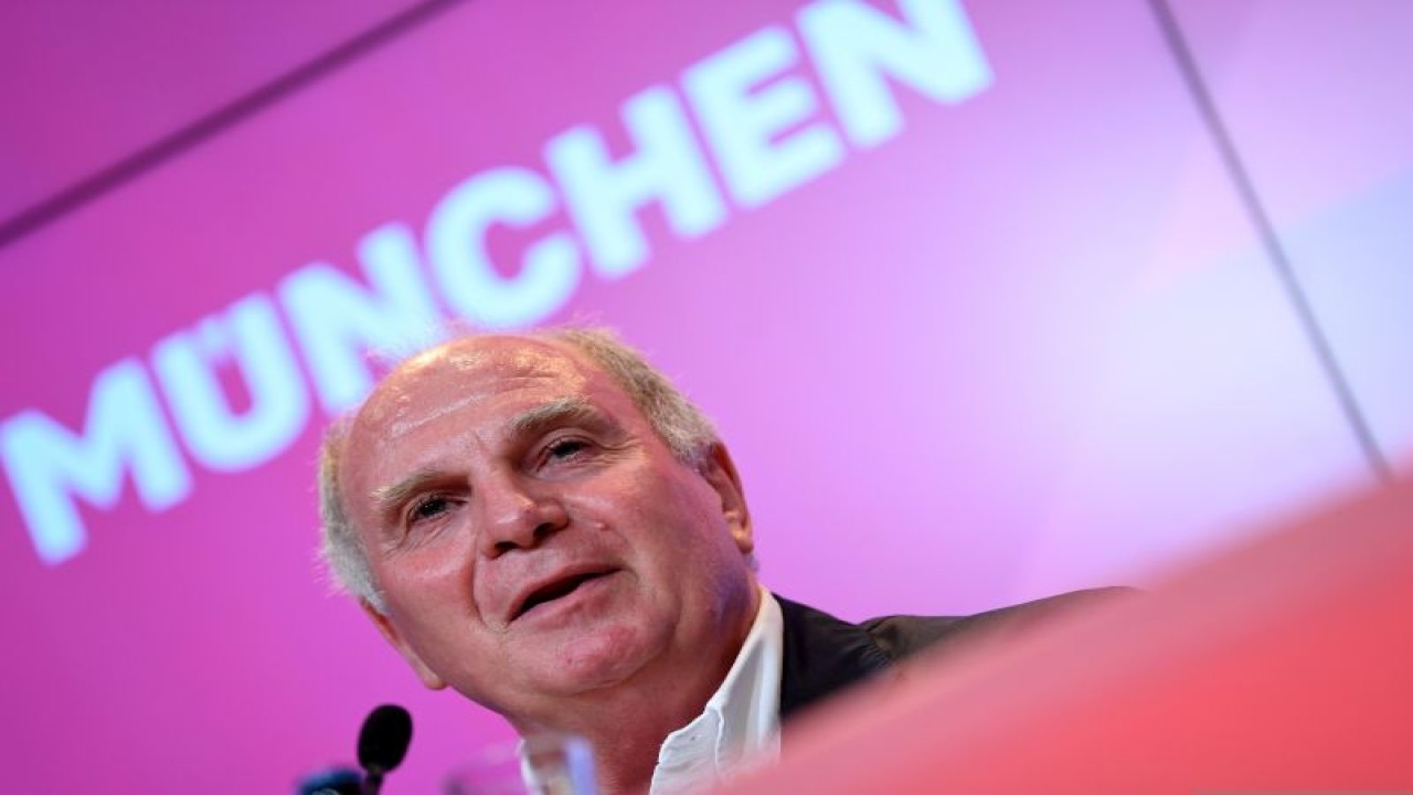 Arsip - Presiden Bayern Muenchen Uli Hoeness saat menghadiri konfrensi pers di Allianz Arena, Munchen, Jerman pada 30 Agustus 2019. REUTERS/ANDREAS GEBERT