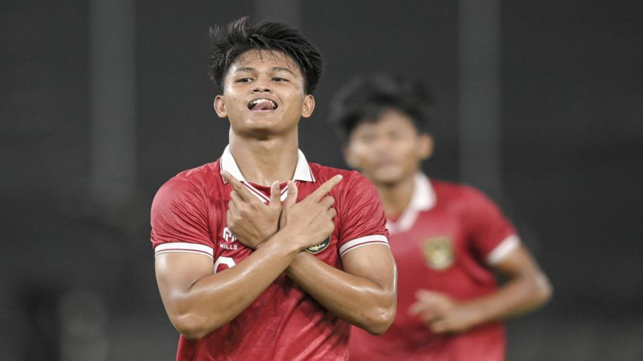 Pesepak bola Tim Nasional Indonesia U-20 Hokky Caraka berselebrasi usai mencetak gol ke gawang Tim Nasional Fiji U-20 dalam pertandingan uji coba internasional U-20 di Stadion Utama Gelora Bung Karno (SUGBK), Senayan, Jakarta, Jumat (17/2/2023). Timnas Indonesia U-20 kalahkan Fiji U-20 dengan skor akhir 4-0. ANTARA FOTO/M Risyal Hidayat/foc. (ANTARA FOTO/M RISYAL HIDAYAT)