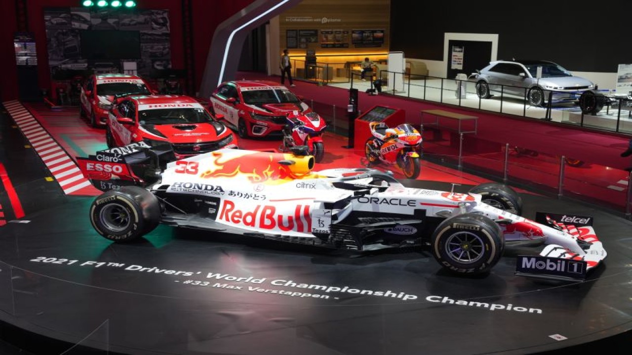 Mobil balap Formula 1 (F1) milik tim Red Bull Racing Honda di pameran Gaikindo International Indonesia Auto Show (GIIAS) 2022. (ANTARA/HO)