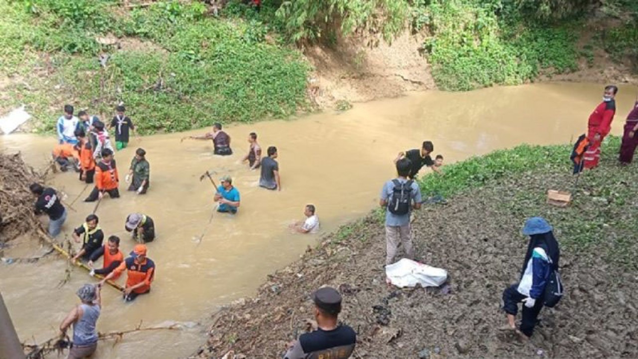 Aksi bersih-bersih sampah sungai oleh relawan dan Pemkab Pamekasan guna menyambut Hari Peduli Sampang Nasional (HPSN) 2023. (ANTARA/HO-FRPB Pamekasan)