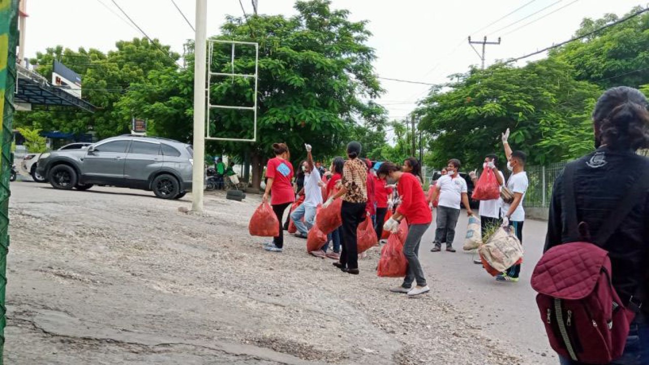 Warga Kota Kupang, Provinsi Nusa Tenggara Timur secara serempak menangani sampah di jalan-jalan umum dalam rangka memperingati Hari Peduli Sampah Nasional (HPSN) 2023, Selasa (21/2/2023). (ANTARA/Benny Jahang)