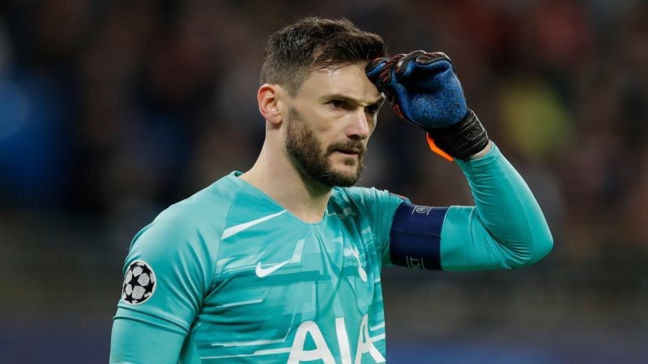 Kiper Tottenham Hotspur Hugo Lloris dipastikan absen hingga delapan pekan karena cedera lutut. ANTARA/AFP/ODD ANDERSEN