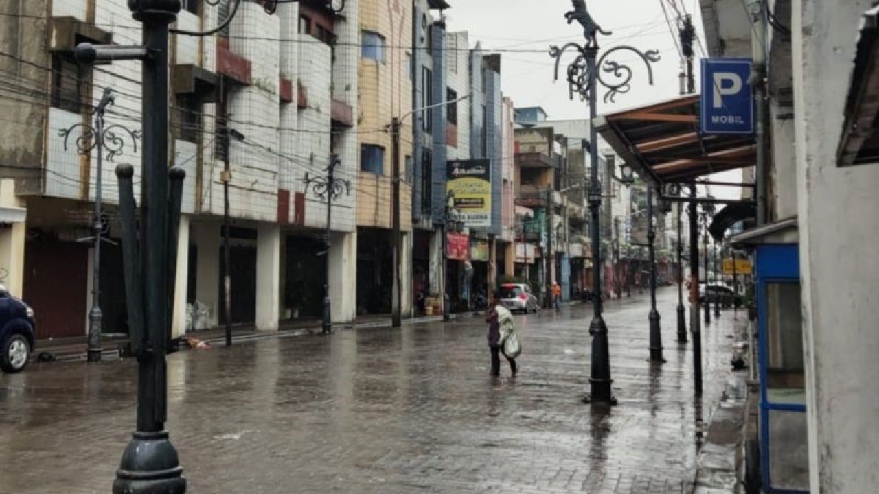 Hujan mengguyur pusat Kota Bandung, Provinsi Jawa Barat, Minggu (12/2/2023) pagi. (ANTARA/Bagus Ahmad Rizaldi)