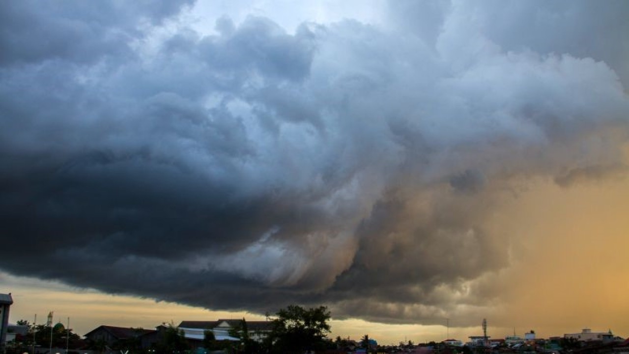 Arsip Foto. Mendung penanda hujan meliputi langit di atas Kota Banjarmasin, Provinsi Kalimantan Selatan, Selasa (7/2/2023). (ANTARA/Bayu Pratama S)