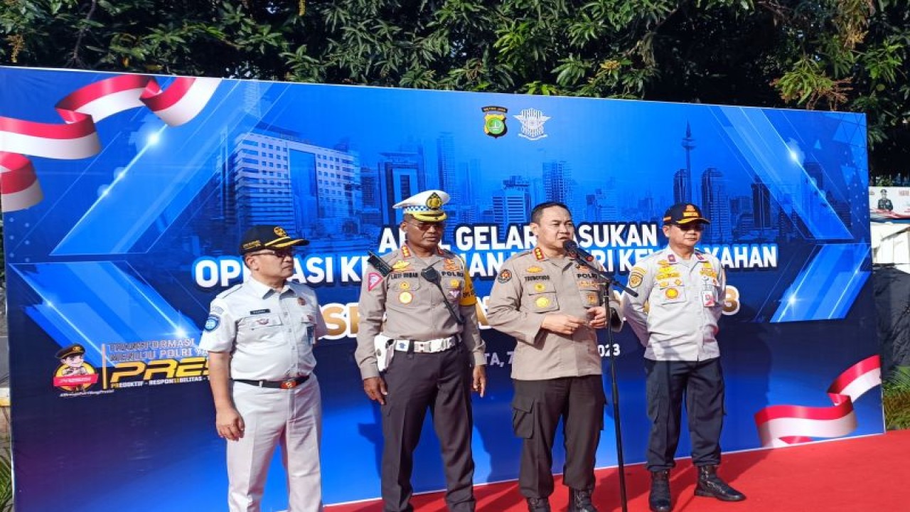 Kabid Humas Polda Metro Jaya Kombes Pol Trunoyudo Wisnu Andiko (depan) saat melakukan konferensi pers Operasi Keselamatan Jaya 2023 di Jakarta, Selasa (7/2/2023) (ANTARA/Ilham Kausar)