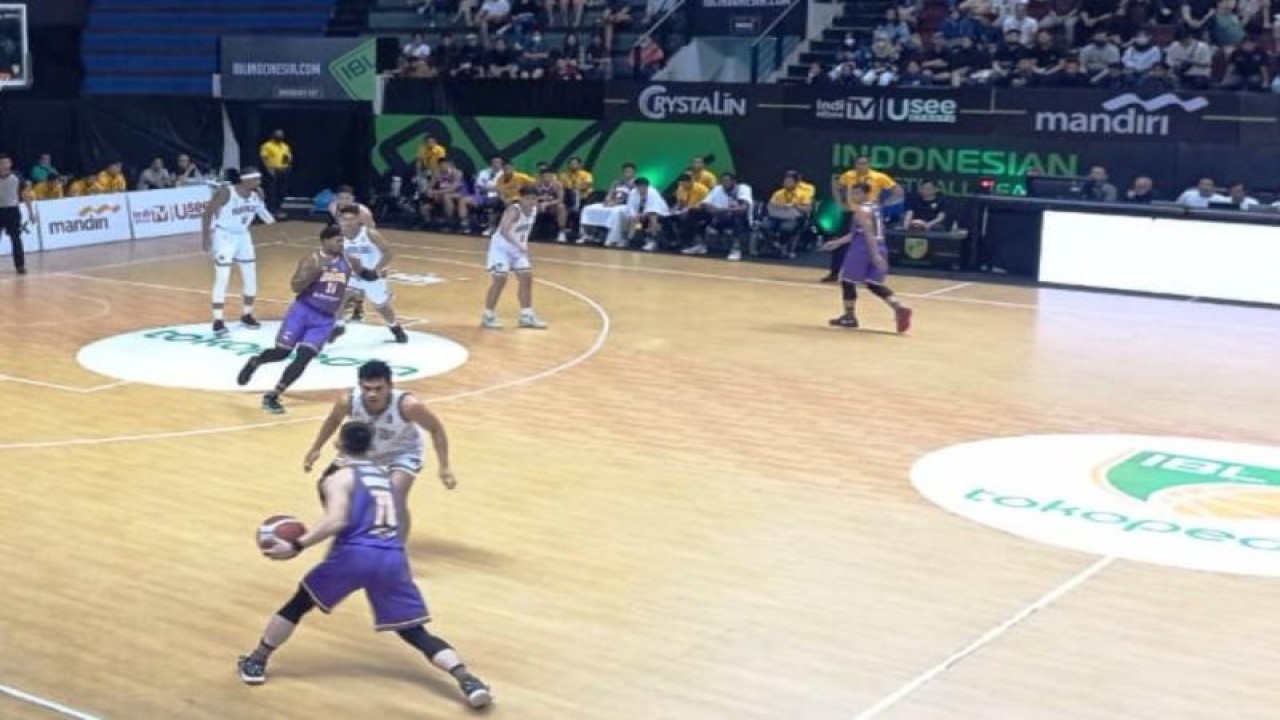 Pertandingan Mountain Gold Timika mampu mengatasi perlawan sengit Tengerang Hawks dengan skor 64-60, di DBL Arena Surabaya, Rabu (15/2/2023). (ANTARA/Ananto Pradana)