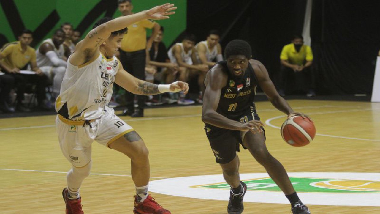 Arsip - Pebasket West Bandits Solo Prince Targbe Williams (kanan) berusaha melewati pebasket Dewa United Banten Kevin Moses Eliazer Poetiray (kiri) dalam pertandingan Indonesian Basketball League (IBL) 2023 Seri III di DBL Arena, Surabaya, Jawa Timur, Sabtu (18/2/2023). ANTARA FOTO/Moch Asim//hp.