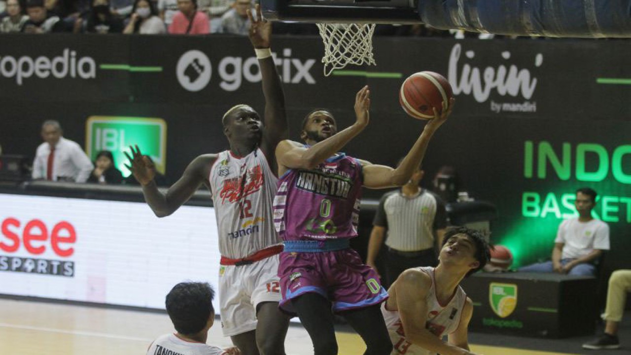Arsip - Pebasket RJ Amartha Hangtuah Jakarta Ronnie Lee Boyce III (kedua kanan) berusaha memasukkan bola yang coba dihadang pebasket Indonesia Patriots Dame Diagne (kedua kiri) dalam pertandingan Indonesian Basketball League (IBL) 2023 di DBL Arena, Surabaya, Jawa Timur, Sabtu (18/2/2023). ANTARA FOTO/Moch Asim/tom.