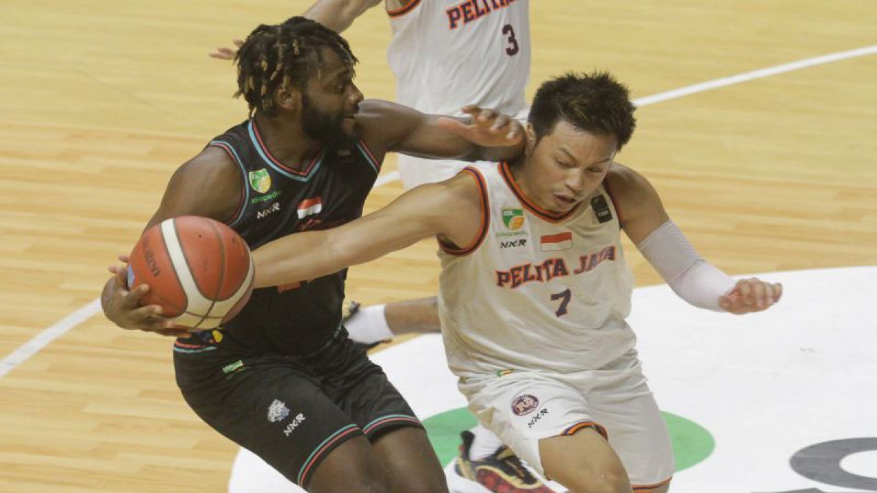 Arsip - Pebasket Pelita Jaya Bakrie Jakarta Andakara Prastawa Dhyaksa (kanan) berusaha merebut bola dari pebasket Evos Thunder Bogor David Haye (kiri) saat pertandingan Indonesian Basketball League (IBL) 2023 Seri III di DBL Arena, Surabaya, Jawa Timur, Rabu (15/2/2023). . ANTARA FOTO/Moch Asim/hp. (ANTARA FOTO/MOCH ASIM)