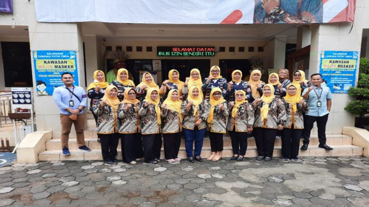 Ibu-ibu PKK Kelurahan Cempaka Putih Timur, Jakarta Pusat, berfoto bersama setelah mengikuti pelatihan keagenan Perisai. (ANTARA/Erafzon Saptiyulda AS/ho. bpjamsostek)