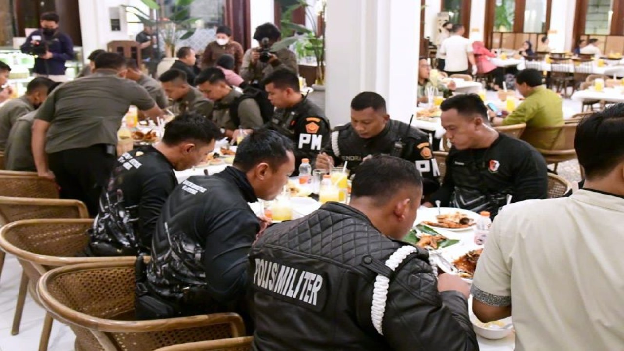 Sejumlah personel pengamanan dan pengawalan kendaraan roda dua menikmati santap malam bersama Presiden RI Joko Widodo serta Ibu Negara Iriana Jokowi setelah perjalanan ke Sidoarjo, Jawa Timur, Senin (6/2/2023) malam. ANTARA/HO-Biro Pers Sekretariat Presiden RI
