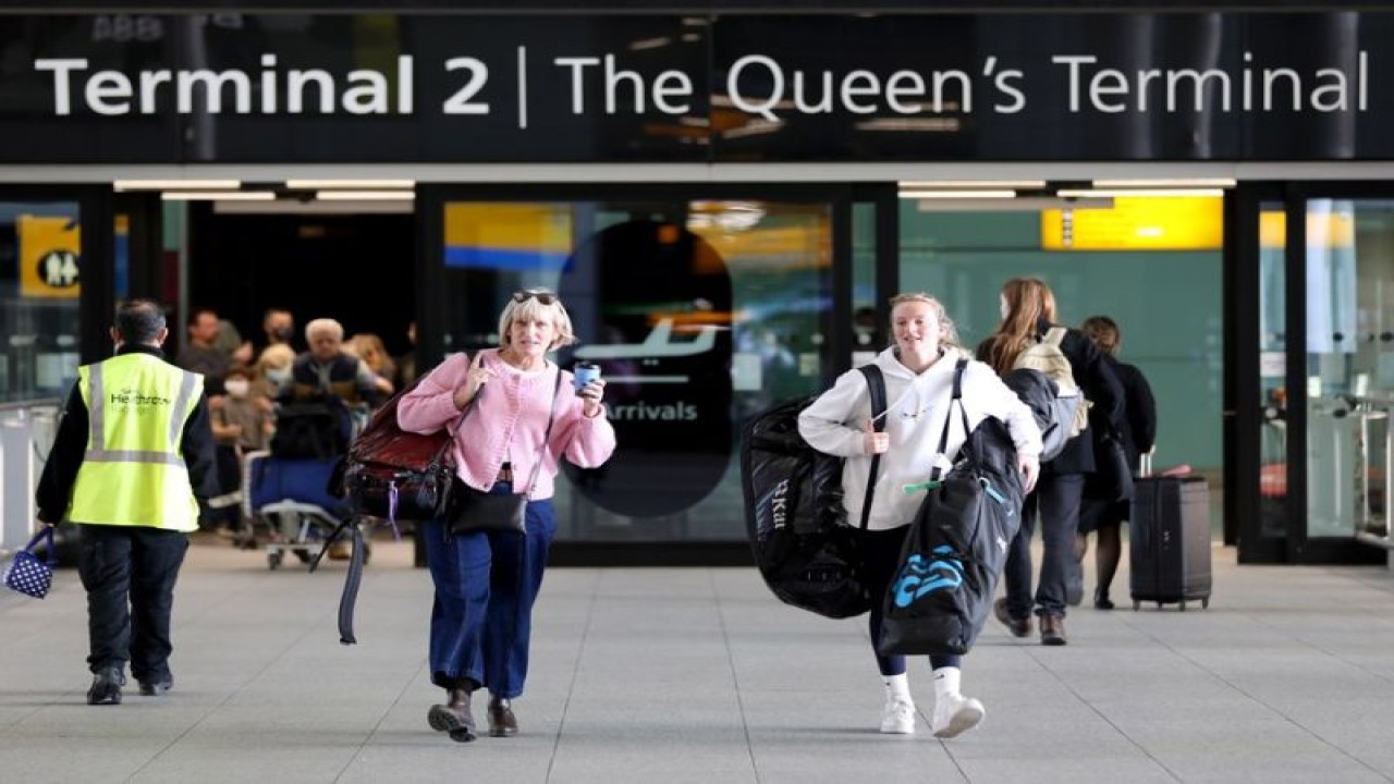 Foto Dokumen: Penumpang berjalan di Bandara Heathrow di London, Inggris, 18 Maret 2022. ANTARA/Xinhua/Li Ying