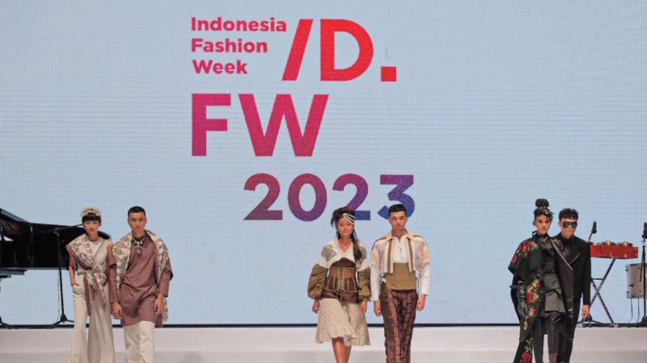 Para model memeragakan busana karya desainer lokal pada ajang Indonesia Fashion Week (IFW) 2023, di Jakarta Convention Centre, Rabu (22/2/2023). (ANTARA/HO/Kemenparekraf)