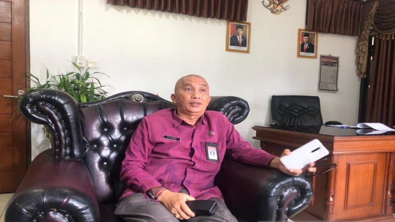 Kepala Dinas Ketenagakerjaan dan ESDM Provinsi Bali Ida Bagus Setiawan saat diwawancara di Denpasar. ANTARA/Ni Putu Putri Muliantari