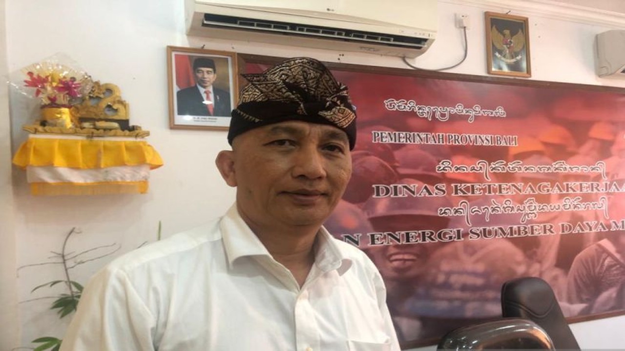 Kepala Dinas Ketenagakerjaan dan ESDM Provinsi Bali Ida Bagus Setiawan saat diwawancara soal kondisi pekerja migran Bali di Turki, Denpasar, Kamis (9/2/2023). ANTARA/Ni Putu Putri Muliantari