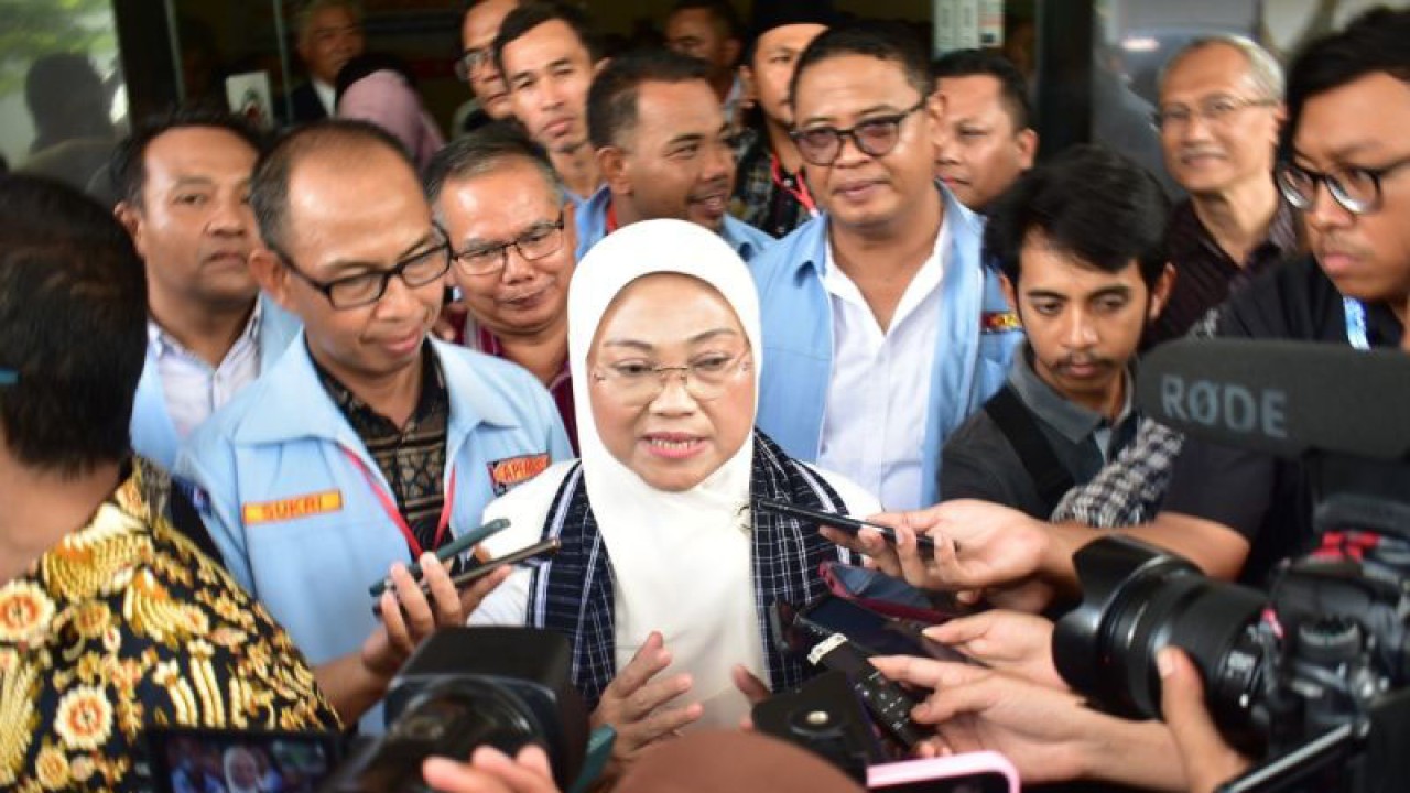 Menteri Ketenagakerjaan RI, Ida Fauziyah saat meninjau proses seleksi magang Jepang oleh Kemenaker RI bekerja sama dengan Disnakertrans NTB dan Ikatan Pengusaha Keshusei Indonesia di Aula Kantor Disnakertrans NTB di Mataram, Sabtu (11/2/2023). (ANTARA/Nur Imansyah).