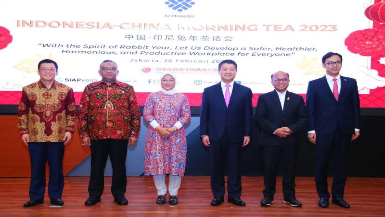 Menteri Ketenagakerjaan (Menaker) Ida Fauziyah bersama Duta Besar Republik Rakyat Tiongkok (RRT) untuk Indonesia Lu Kang di Jakarta, Senin (20/2/2023). (ANTARA/HO-Kemnaker)