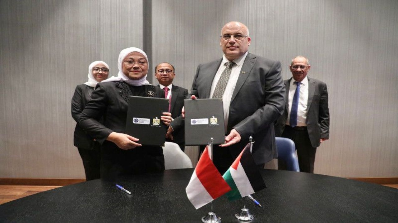 Menteri Ketenagakerjaan, Ida Fauziyah (kiri) melakukan pertemuan bilateral dengan Menteri Perburuhan Palestina, Nasri Abu Jaish, di Amman, Yordania, Kamis (23/2/2023). (ANTARA/HO-Kemnaker)