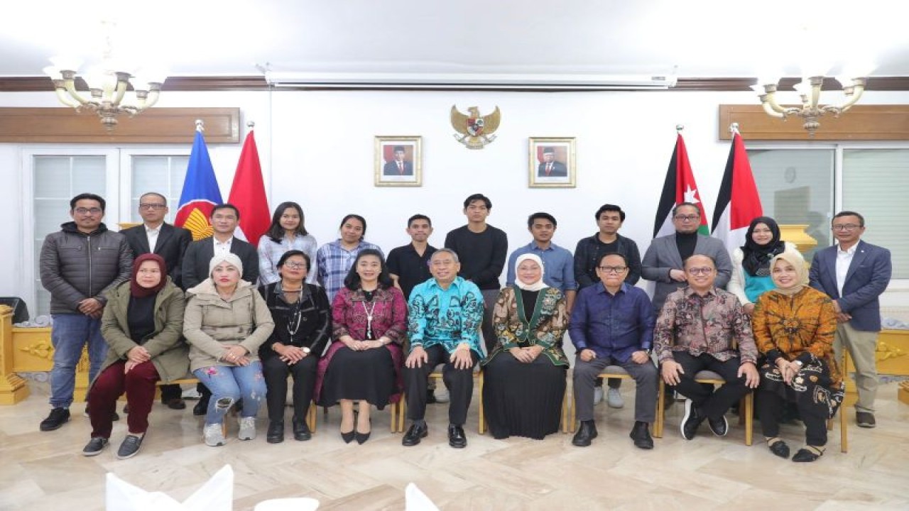 Menteri Ketenagakerjaan, Ida Fauziyah (keempat kanan, duduk) mengadakan pertemuan dengan Duta Besar Indonesia untuk Yordania merangkap Palestina, Ade Padmo Sarwono bahas potensi kesempatan kerja di Yordania bagi PMI di Kantor Kedutaan Besar Republik Indonesia (KBRI) Amman, Yordania, Kamis (23/2/2023). (ANTARA/HO-Kemnaker)
